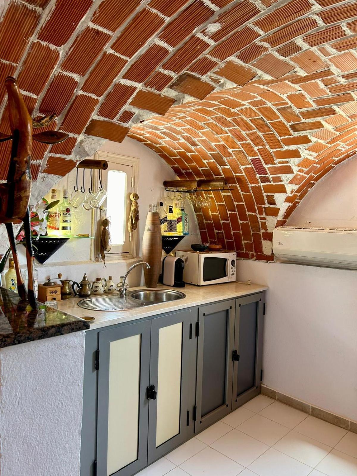 L'Artisan Hotel Harqalah Екстериор снимка